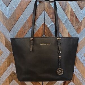 Michael MICHAEL KORS LARGE ZIPPERED TOTE